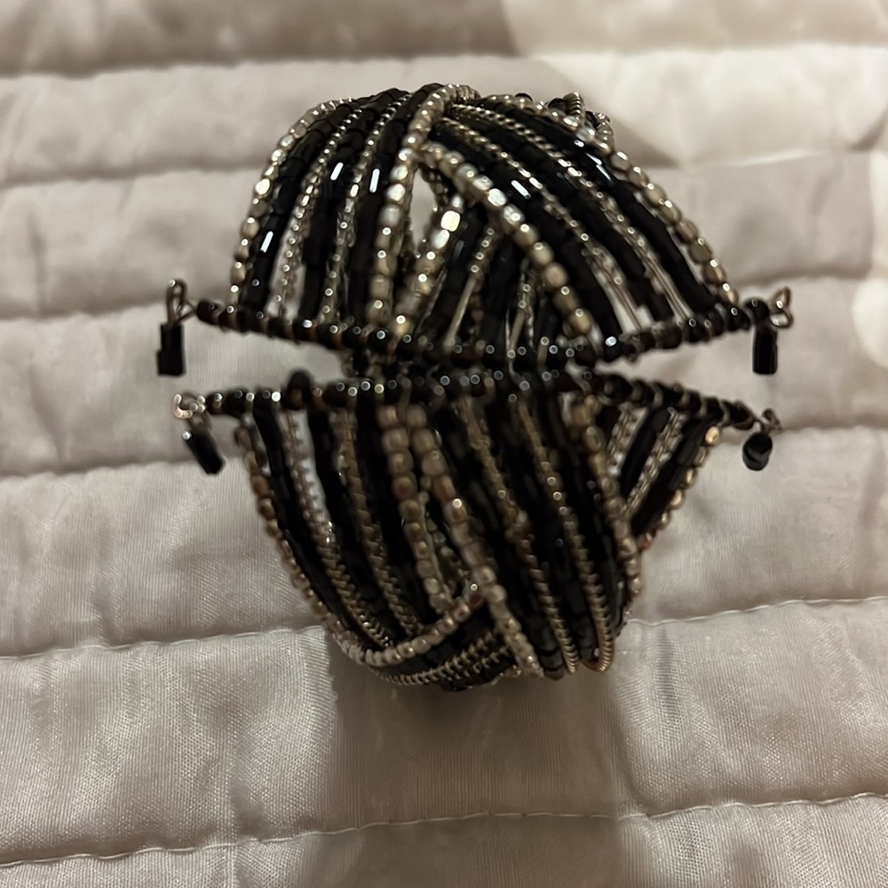 Beaded bracelet from Taiwan. One size fits most. Stretches to open and close. - Picture 3 of 6